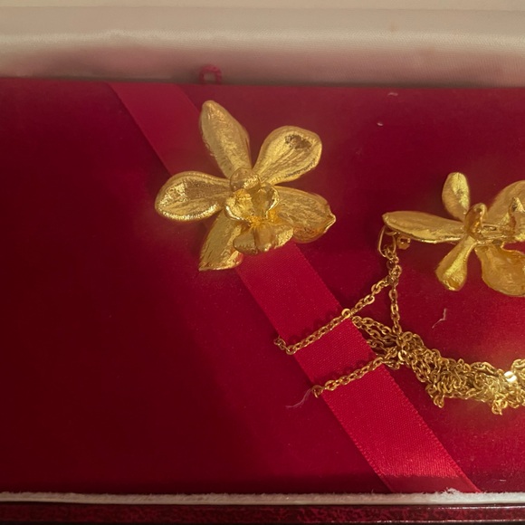 TWO ORCHID BROOCHS - Picture 4 of 10